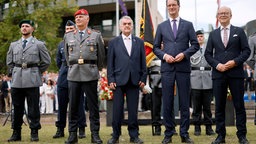 Brigadegeneral Hans-Dieter Müller beim Gelöbnis von Rekruten in Düsseldorf