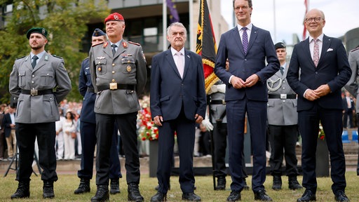 Brigadegeneral Hans-Dieter Müller beim Gelöbnis von Rekruten in Düsseldorf