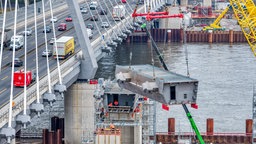 Luftaufnahme vom Baustellenbereich West der neuen Leverkusener Rheinbrücke in Köln-Merkenich.