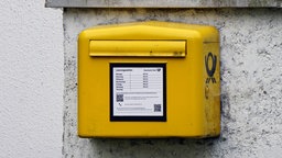 Ein Briefkasten hängt an einer Wand