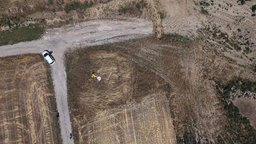 Ein Stück Feld am Tagebau aus der Luft fotografiert