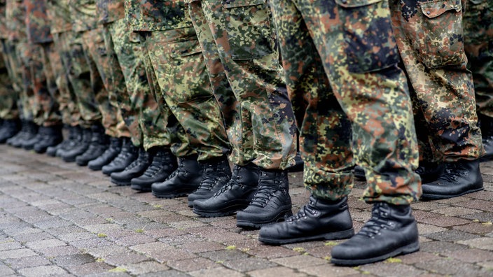 eine Reihe von Bundeswehrsoldaten in Uniform, man sieht nur die Beine