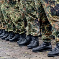 eine Reihe von Bundeswehrsoldaten in Uniform, man sieht nur die Beine