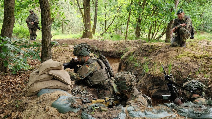 Bundeswehrübung im Wald nahe der Kaserne Agustdorf