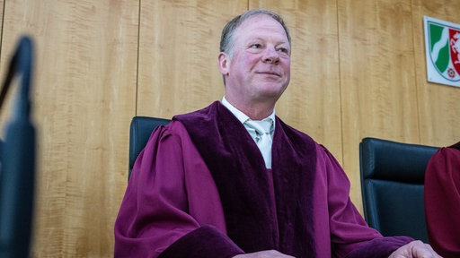 OVG-Präsident Carsten Günther auf der Richterbank des Oberverwaltungsgerichts