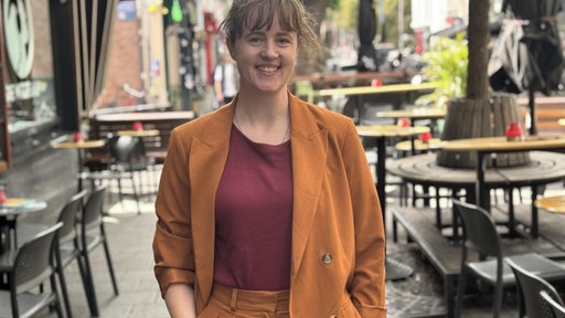 Addy Polet, Programmleiterin bei Fairspace, im Ausgehviertel von Rotterdam