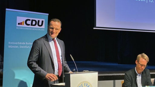 Jens Spahn steht am Rednerpult auf dem CDU Bezirksparteitag Münsterland.
