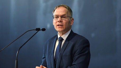 Christian Blex (AfD) steht am Rednerpult