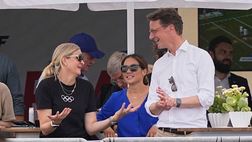 IOC-Präsidentin Kirsty Coventry (l.) und Ministerpräsident Wüst bei der Flag Football-WM in Düsseldorf