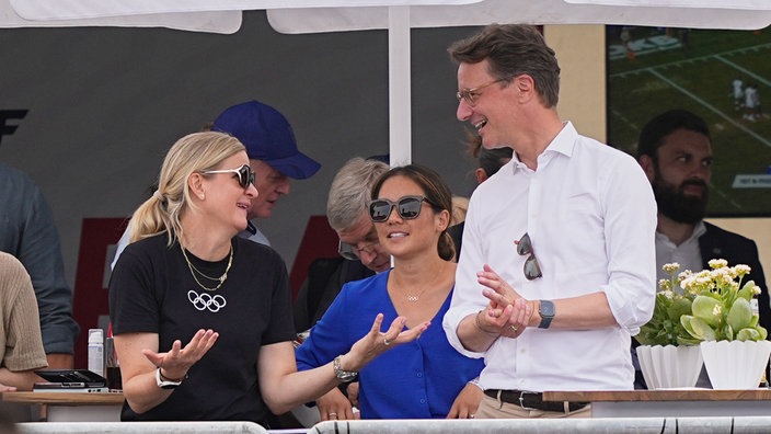 IOC-Präsidentin Kirsty Coventry (l.) und Ministerpräsident Wüst bei der Flag Football-WM in Düsseldorf