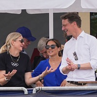 IOC-Präsidentin Kirsty Coventry (l.) und Ministerpräsident Wüst bei der Flag Football-WM in Düsseldorf