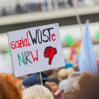 Demonstrierende halten Schilder hoch