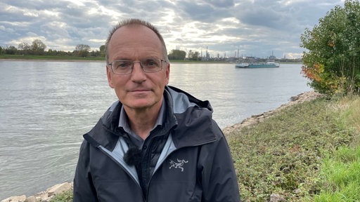 Dirk Jansen (BUND NRW) an der geplanten Wasserentnahmestelle in Dormagen