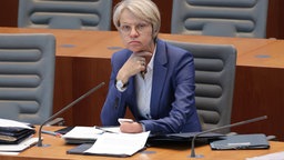 Schulministerin Dorothee Feller während der Fragestunde des Plenums am 03.05.2023