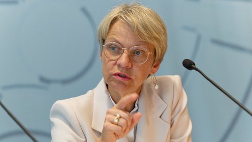 Dorothee Feller gestikuliert während einer Pressekonferenz in Düsseldorf. 