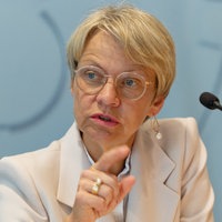 Dorothee Feller gestikuliert während einer Pressekonferenz in Düsseldorf. 
