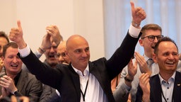 CDU-Kandidat Alexander Kalouti jubelt über das Ergebnis der Stichwahl in Dortmund