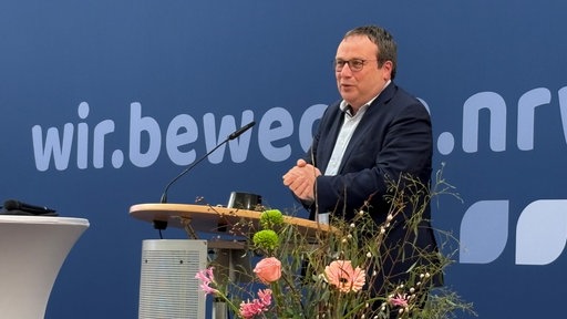Verkehrsminister Krischer am Rednerpult