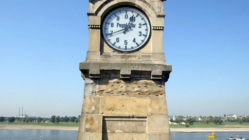 Rheinpegeluhr Düsseldorf bei Niedrigwasser 2003 