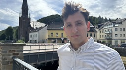 Eduard Zubiks, Projektleiter Hochwasserschutz in Schleiden, vor der noch immer eingerüsteten Brücke im Stadtteil Gemünd