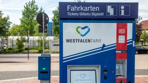 Ein blauer Fahrkartenautomat mit der Aufschrift "Westfalentarif" steht an einem Busbahnhof.