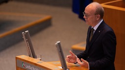 Landtagspräsident André Kuper spricht bei der Gedenkveranstaltung im Landtag