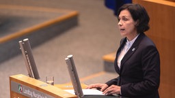 Claudia Müller-Bück, Pfarrerin und Superintendentin, spricht bei der Gedenkveranstaltung im Landtag