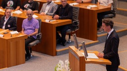 Hendrik Wüst (CDU), Ministerpräsident von Nordrhein-Westfalen, spricht bei der Gedenkveranstaltung im Landtag
