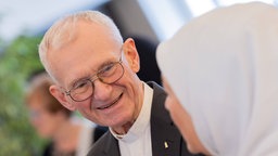  Pfarrer Franz Meurer bei der Verleihung der Mevlüde-Genç-Medaille in der Staatskanzlei