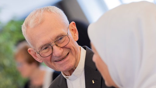  Pfarrer Franz Meurer bei der Verleihung der Mevlüde-Genç-Medaille in der Staatskanzlei