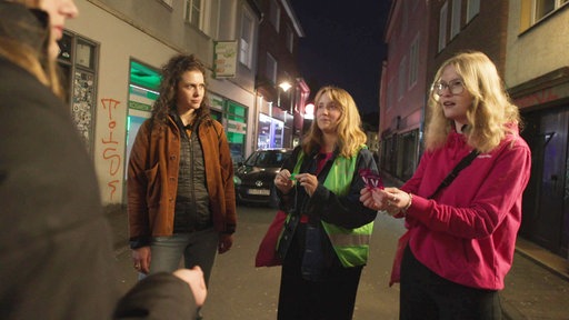 Femke und Lina verteilen in Münster als Partyguides Präventionsmaterial gegen K.O.-Mittel