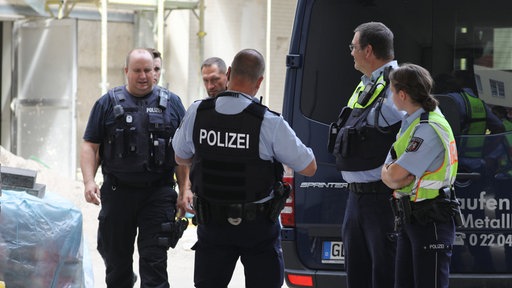 Polizisten bei einer Razzia gegen islamistische Gefährder in Köln (2019)