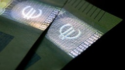 Zwei 100-Euro-Noten liegen auf dem Tisch