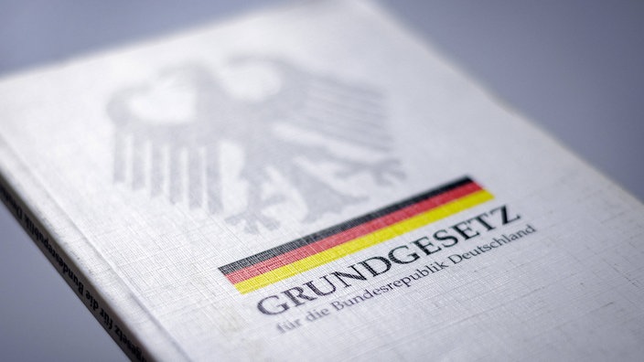 Ausgabe eines Grundgesetzes mit Bundesadler auf dem Cover