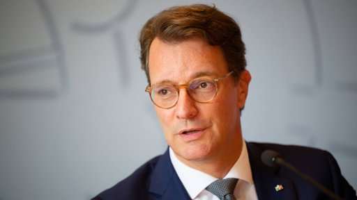 Hendrik Wüst bei der Landespressekonferenz