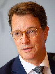 Hendrik Wüst bei der Landespressekonferenz