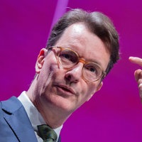 Ministerpräsident Hendrik Wüst spricht auf der Jahrestagung des Beamtenbundes und hebt den Zeigefinger einer Hand