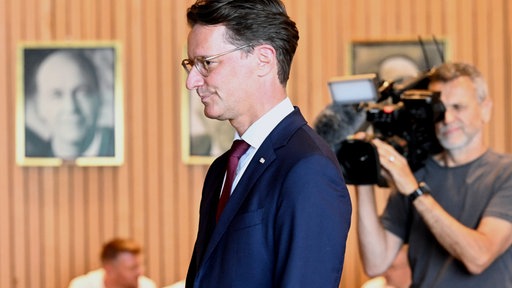 Ministerpräsident Hendrik Wüst (CDU) vor seiner Befragung im Untersuchungsausschuss zum Solingen-Anschlag