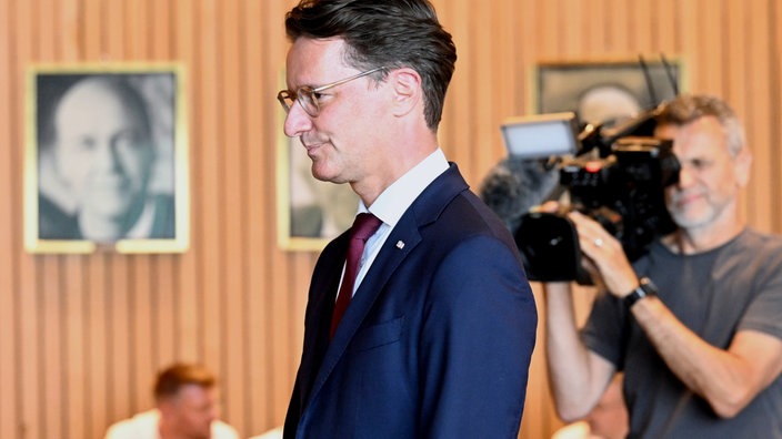 Ministerpräsident Hendrik Wüst (CDU) vor seiner Befragung im Untersuchungsausschuss zum Solingen-Anschlag