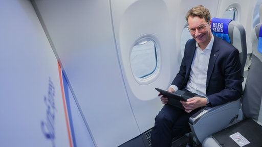 NRW-Ministerpräsident Hendrik Wüst (CDU) Im Flugzeug Richtung Türkei
