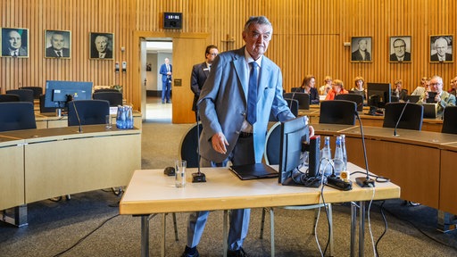 NRW-Innenminister Herbert Reul (CDU) vor seiner Befragung im Untersuchungsausschuss Solingen