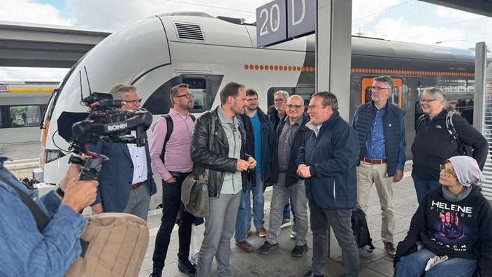 im Austausch mit Westpol Zuschauern und Moderator Henrik hübschen