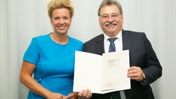Ina Brandes mit Frank Bischoff, ehem. Präsident Landesarchiv