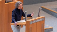 Ina Scharrenbach am Rednerpult im NRW-Landtag, Aufnahme vom 26.03.2025