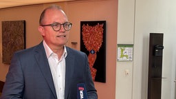 SPD-Spitzenkandidat Jochen Ott wird im Landtag vom WDR interviewt