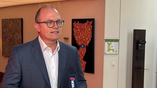 SPD-Spitzenkandidat Jochen Ott wird im Landtag vom WDR interviewt