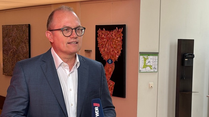 SPD-Spitzenkandidat Jochen Ott wird im Landtag vom WDR interviewt