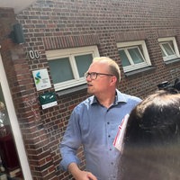 Jochen Ott (SPD) steht vor einer Hamburger Statdteilschule
