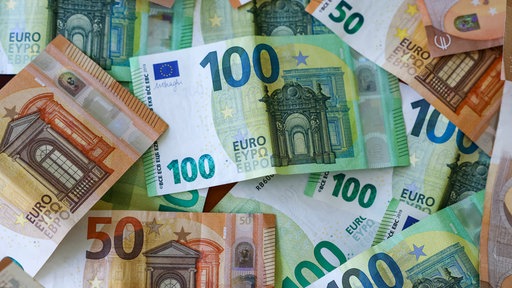 100- und 50-Euro-Geldscheine liegen auf einem Tisch