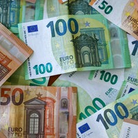 100- und 50-Euro-Geldscheine liegen auf einem Tisch